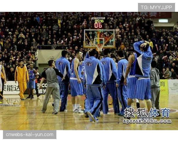 尼斯主场球迷抗议裁判判罚，比赛中断5分钟