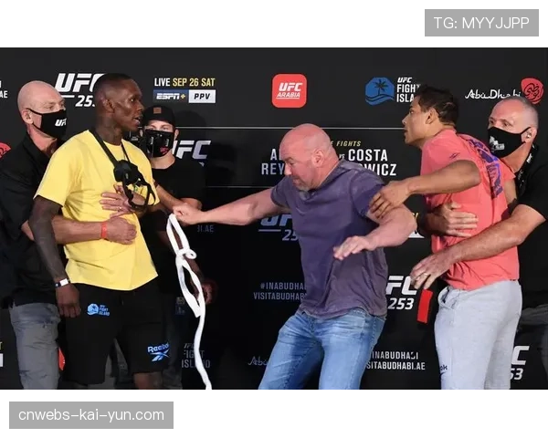 后台镜头：奇马耶夫与科斯塔在称重对视后于后台握手，化解赛前火药味